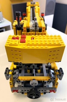 LEGO Technic 8421 Mobile Crane (2005) - 4