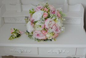 Svadobná kytica bielo-ružová s pierkom pre ženícha - 4