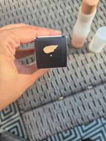 Fenty Beauty Eaze Drop make up v tycinke odtieň 4 - 4