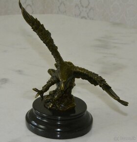 Bronzová socha - Orel v letu na mramoru - 4