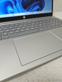 HP Laptop 15 Ryzen 5 7520U / 16GB RAM / 512GB SSD - 4