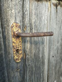 Staré drevené dvere s kľučkou - 4