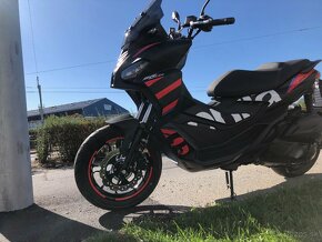 APRILIA SR GT 125 ABS E5 REPLICA - zľava 600 € - 4