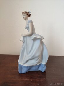 Royal dux žena so šatkou matná porcelánová soška - 4