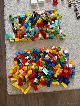 Lego Duplo-12 m žel.trate s el. vlakom+vela kociek/vozidiel - 4