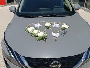 Béžovo biela výzdoba na svadobné auto - 4
