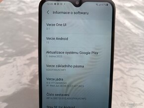 Mobilní telefon Samsung Galaxy A20e / 3GB RAM / 32GB - 4