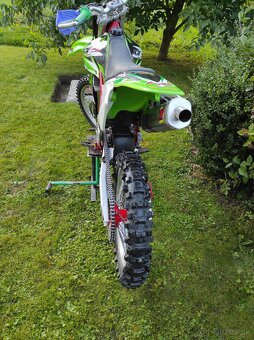 Predám Kawasaki kxf 250 (full akrapovič) stojan a oblečenie - 4