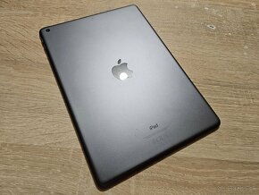 Ipad 9 64gb ma len bezne znamky pouzivania ale ziadne praskl - 4