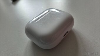 Apple AirPods_3. gen._ s Lightning nabíjacím puzdrom - 4