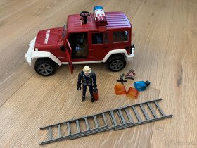 Bruder hasiči Jeep s figúrkou hasiča a príslušenstvo - 4