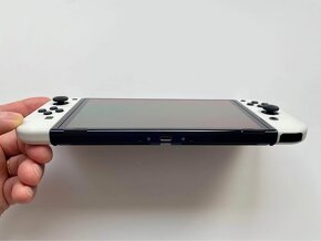 Nintendo Switch OLED s hrami - 4