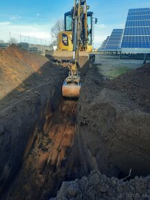 Pomocní elektrikári, bagristi - solárne polia v Nemecku - 4