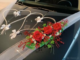 červená výzdoba na svadobné auto - 4