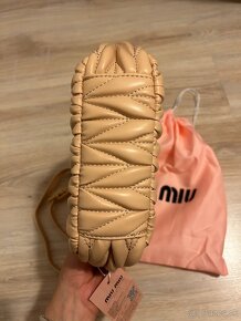 Miu Miu Wander matelassé nappa hobo bag - béžová (MM1) - 4