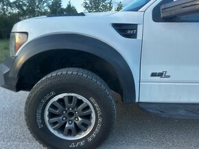 Predám Vymenim Ford F-150 SVT RAPTOR SUPERCREW 6.2L - 4