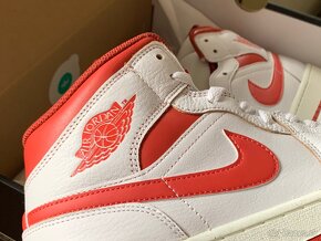 Air Jordan 1 Mid SE Dune Red - 4