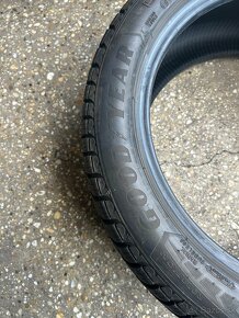 245/45R18 GoodYear uktragrip 8 - 4