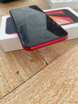 iPhone SE 2020 red - 4