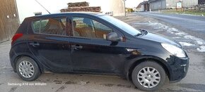 Hyundai i20 1.4i 74kw  rok 2010 čierna - 4