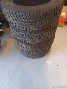 Bridgestone 235/60/18 - 4