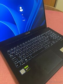 Asus Vivobook 15" - 4