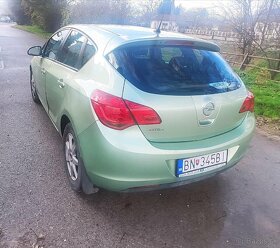 Opel Astra J 1.4 benzín - 4