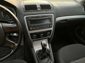 Rozpredam Škoda Octavia Combi 1.6 TDI - cierna met - 4