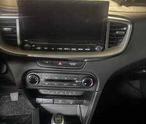 Kia Ceed 1.5i SK ŠPZ havarované - 4