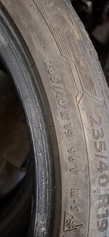 235/40R19 - 4