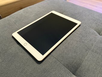 iPad 7, 32 GB - Gold - 4