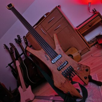 Basgitara 5 strunová fretless headless - 4