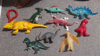 Predám knižku Dinosaury a k tomu figúrky Dinosaurov - 4