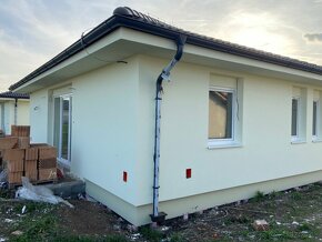 Ponúkame na predaj kvalitný murovaný tehlový bungalov - 4