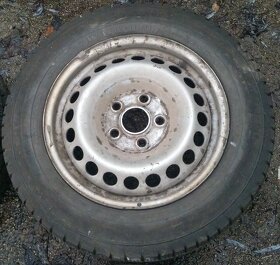 4 ks zimné pneu 205/65 R16C na plechových diskoch VW T5 - 4