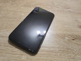 Iphone 11 128gb v super stave ma len velmi jemne znamky pouz - 4