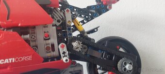 LEGO Technic Ducati Panigale V4 R 42107 - 4