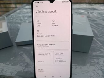 Mobilní telefon Xiaomi Mi 9 / 6GB RAM / 128GB Uložiště / - 4