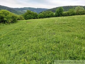 Pozemok v prírodnom prostredí s výhľadom nad obcou Zubák n - 4