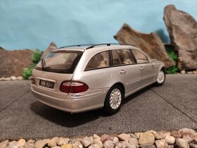 prodám model 1:18 mercedes benz E class combi - 4