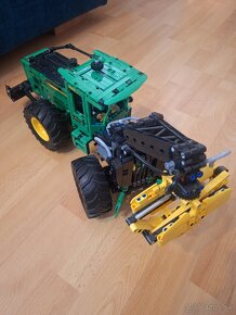 LEGO Technic 42157 Lesný traktor John Deere - 4