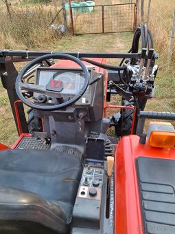 Yanmar F235 s čelným nakladačom - 4