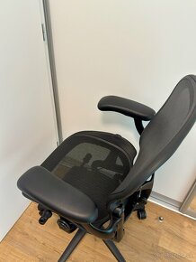 Herman Miller Aeron veľkosť B - Black Edition - 4