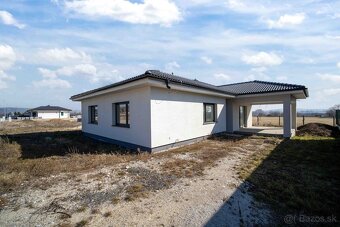 Novostavba- Bungalov s pekným výhľadom na Smolenický  zámok - 4