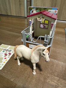 Schleich 42368 Stajňa s kobylou Lusitano - 4