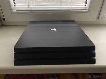 PlayStation 4 Pro + hry + 2 ovládače + HP monitor 23,8” - 4