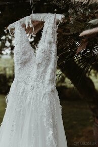 Svadobné šaty s korálkami na ramienkach - 4