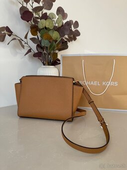 Michael Kors kožená crossbody kabelka - 4