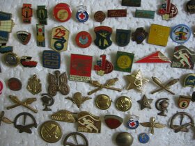 Ponuka: zbierka starých rôznych odznakov 1 (pozri fotky): - 4