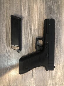 Glock 17 s príslušenstvom - 4